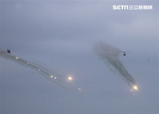 陸航AH-1W眼鏡蛇攻擊直升機實施火箭對灘岸火殲暨反擊作戰。（記者邱榮吉/台中拍攝）