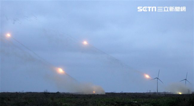 雷霆2000火箭砲實施火箭射擊。（記者邱榮吉/台中拍攝）