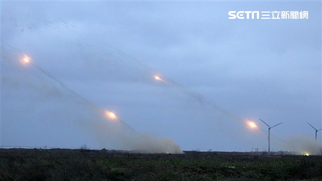 雷霆2000火箭砲實施火箭射擊。（記者邱榮吉/台中拍攝）