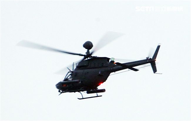 陸航OH-58D戰搜直升機實施空中火箭射擊。（記者邱榮吉/台中拍攝）