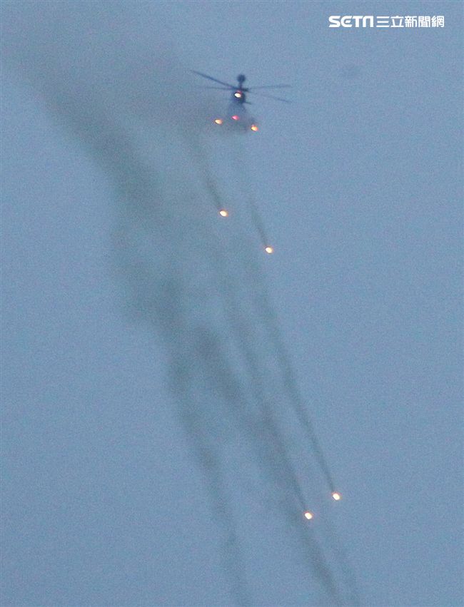 陸航OH-58D戰搜直升機實施空中火箭射擊。（記者邱榮吉/台中拍攝）