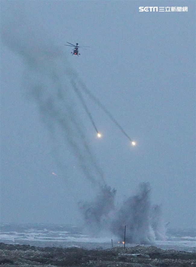 陸航OH-58D戰搜直升機實施空中火箭射擊。（記者邱榮吉/台中拍攝）