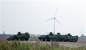 雲豹甲車準備實施火砲射擊。（記者邱榮吉/台中拍攝）