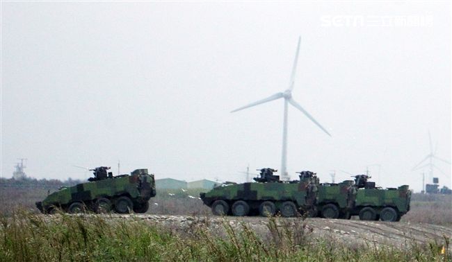 雲豹甲車準備實施火砲射擊。（記者邱榮吉/台中拍攝）
