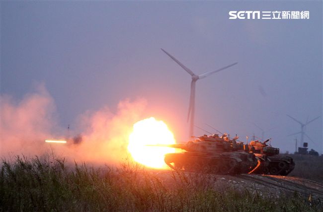 M60A3戰車實施火砲射擊。（記者邱榮吉/台中拍攝）