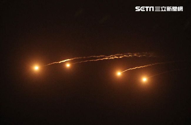 空軍IDF戰機施放火焰彈。（記者邱榮吉/台中拍攝）
