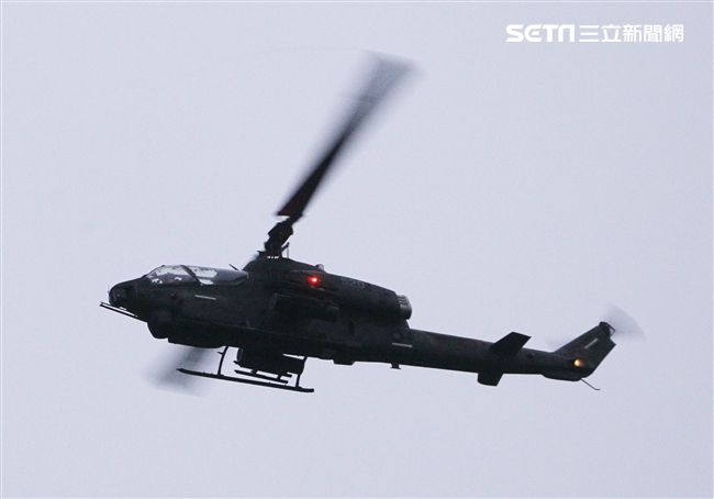 陸航AH-1W眼鏡蛇攻擊直升機實施火箭對灘岸火殲暨反擊作戰。（記者邱榮吉/台中拍攝）