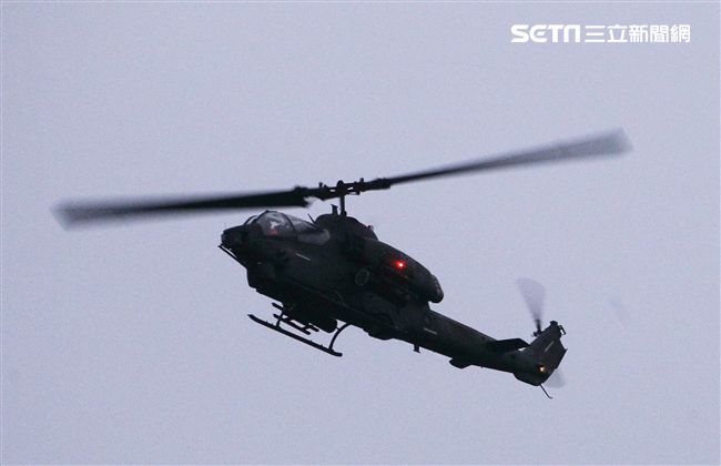 陸航AH-1W眼鏡蛇攻擊直升機實施火箭對灘岸火殲暨反擊作戰。（記者邱榮吉/台中拍攝）