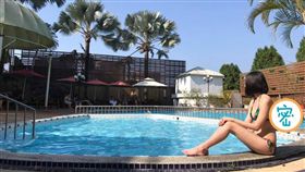 一名身穿比基尼的長腿辣妹，日前坐在泳池上拍了一張全身照，沒想到右方藏了亮點，原來是一名泳客意外入鏡，結果上圍的「胸部」比辣妹大，讓她自嘲地說：「我知道慚愧了！」（圖／翻攝自爆廢公社）