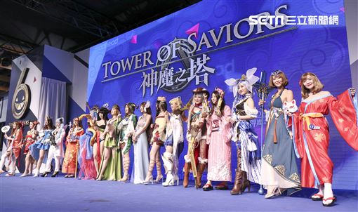 2019電玩展，17位神魔女將一同合影。（記者林士傑/攝影）