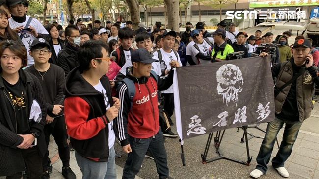 李婉鈺告館長！上百館粉絲地檢外聲援