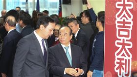 國民黨新春團拜  王金平朱立倫交換意見國民黨11日在中央黨部舉行新春團拜，前立法院長王金平（前右）和前新北市長朱立倫（前左）交換意見。中央社記者謝佳璋攝  108年2月11日