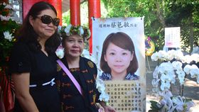 護理師消防員入忠烈祠（1）台東縣各界107年秋祭革命先烈暨陣亡將士典禮3日舉行，同時進行隨黑鷹直升機後送殉職護理師蔡邑敏和捕蜂殉職消防員李光先入祀典禮。蔡邑敏的母親楊秀菁（左）在儀式進行中才知道和女兒一起入祠的李光先遺孀（左2）就是28年前在蘭嶼接生女兒的護士杜秋妹。中央社記者盧太城攝  107年9月3日