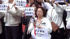 華航地勤與內部員工10日前進交通部抗議，高喊「華航員工、反對罷工」