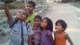 自拍,拖鞋,印度,貧富差距,小孩,快樂,寶萊塢,演員　圖／翻攝自IG 