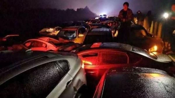 年節收假爆上百車追撞　至少61死傷