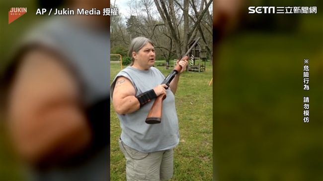 孩子沉迷手機　母親直接拿獵槍射爆
