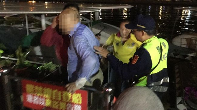 為了拍美照　81歲男不慎滑落愛河