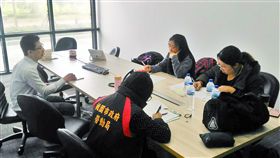 嘉聯益擬大量解僱　未提計畫書恐遭開罰桃園市勞動局11日派員前往傳出將大量裁員的蘋果軟板天線供應商嘉聯益科技公司訪查並表示，事業單位若有大量解僱情形，依法應於60日前向主管機關提報計畫書，違者可裁處新台幣10萬至50萬元罰鍰。（桃園市政府勞動局提供）中央社記者吳睿騏桃園傳真　108年2月11日