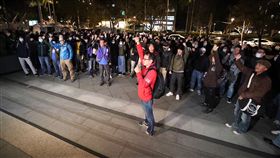 華航勞資二度協商傳破局　工會成員場外呼口號華航機師罷工第4天，勞資雙方11日傍晚開始在交通部二度座談協商，晚間9時許傳出協商再度破局，場外機師工會成員高呼「堅持下去」等口號。中央社記者吳翊寧攝　108年2月11日