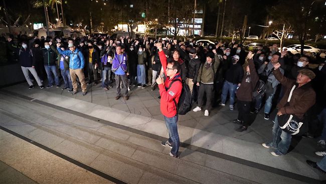 採訪筆記／ 罷工機師站在交通部外