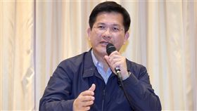 華航勞資協商又破局　交通部說明（2）華航勞資雙方11日傍晚起展開第2次勞資座談，至晚間9時30分宣告協商破局，交通部長林佳龍等人會後出席記者會，對外說明座談經過。中央社記者吳翊寧攝　108年2月11日