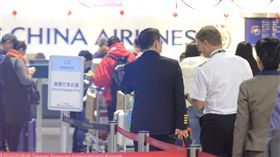 徵召機師服勤  華航：感謝肩負社會責任（2）華航機師8日清晨6時正式罷工，中華航空公司表示，有徵召願意服勤的機師，也感謝共同肩負春節疏運的社會責任。中央社記者邱俊欽桃園機場攝　108年2月8日