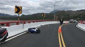 台東,女大生,騎機車,擦撞護欄,滑行,高雄,不治身亡。翻攝畫面