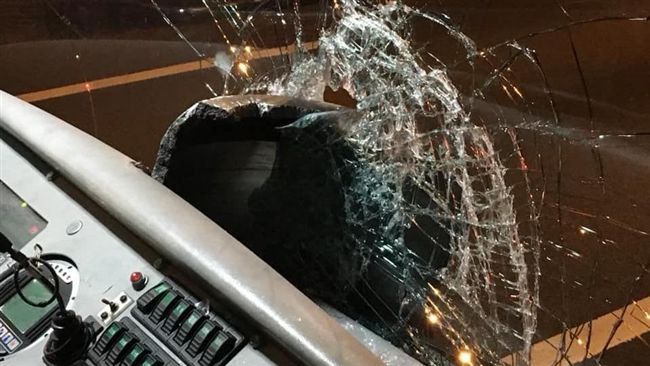 客運國道遭襲擊　駕駛負傷開車救大家