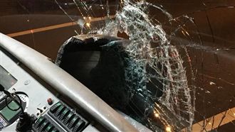 客運國道遭襲擊　駕駛負傷開車救大家