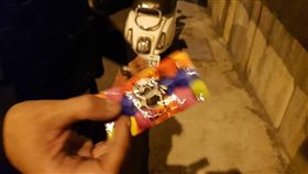 高雄,毒咖啡包,違規,紅燈,右轉,狂飆