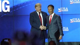 郭台銘與川普同台 互挺對方美國總統川普（左）28日力挺鴻海集團董事長郭台銘，參加富士康在美設廠的動土儀式並致辭。中央社記者鄭崇生威州拉辛郡攝 107年6月29日