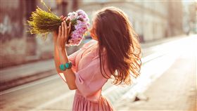 愛情,戀愛,分手（圖／攝影者v-ivash／freepik）
https://www.freepik.com/free-photo/girl-smelling-flowers-standing-street_1211897.htm