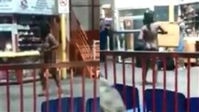 （圖／翻攝自Liveleak）智利,裸女,車站,搓乳,詭異