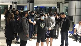 7台嫌遣陸　馬尼拉機場候機去年10月在菲律賓被逮捕的13名台灣籍電信詐騙嫌犯，其中7人今天早晨被菲律賓移民局遣送到北京。圖為7嫌由菲國移民局幹員押送，在馬尼拉國際機場等候登機。（菲律賓機場人員提供）中央社記者林行健馬尼拉傳真　108年2月12日