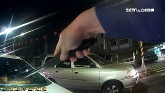 持棍棒多打1強押上車　警方追車救人