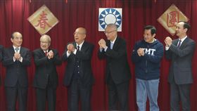 國民黨新春團拜  黨內大老現身（1）國民黨11日在中央黨部舉行新春團拜，黨主席吳敦義（右3）、前總統馬英九（右2）、前立法院長王金平（左）、前新北市長朱立倫（右）等人出席，在台上拱手向黨內同志拜年。中央社記者謝佳璋攝  108年2月11日