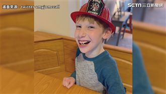 腦麻男孩無法言語　消防員手語交流