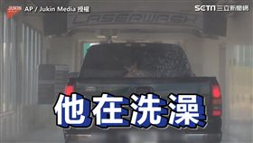 ▲前面的人就赤裸著上身坐在車上洗澡。（圖／AP Jukin Media  授權）