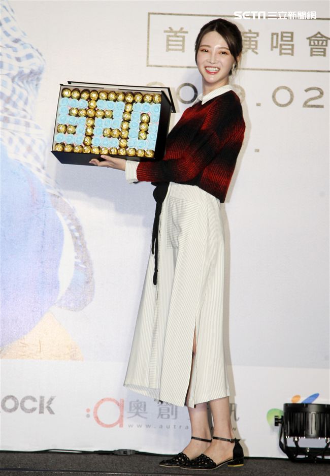 古曜威第一首MV與陳夢晨合作，送上巧克力520。（記者邱榮吉/攝影）