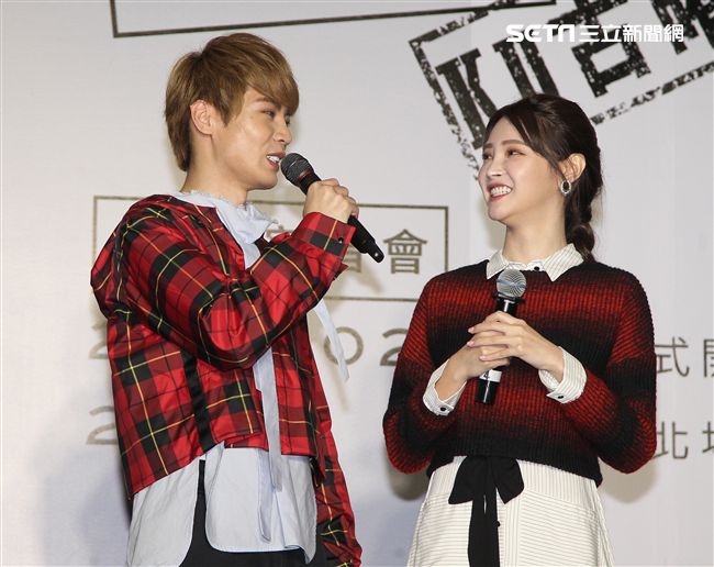 古曜威第一首MV與陳夢晨合作，送上巧克力520。（記者邱榮吉/攝影）