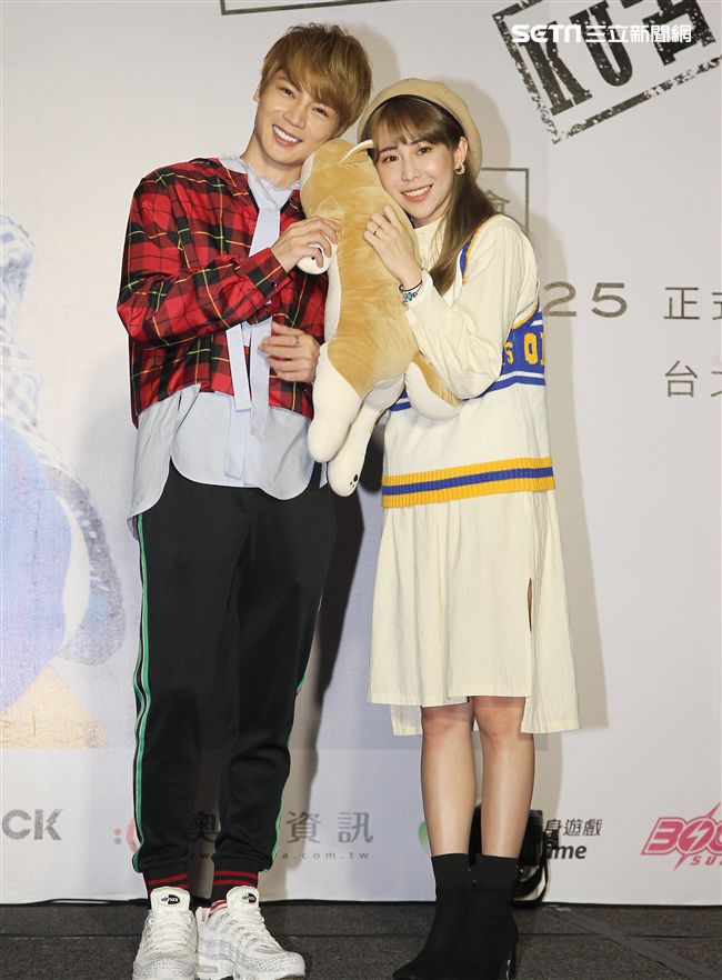 古曜威「MyLove一起去旅行」新歌慶功記者會，宅男女神董梓甯（梓梓）站台。（記者邱榮吉/攝影）