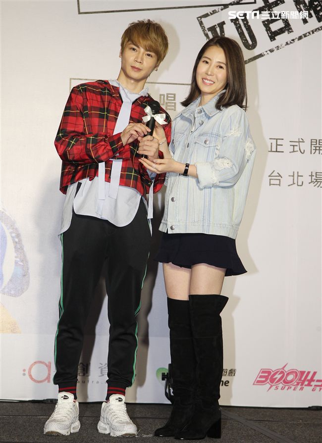 古曜威「MyLove一起去旅行」新歌慶功記者會，小師妹唐芯送上專屬麥克風。（記者邱榮吉/攝影）
