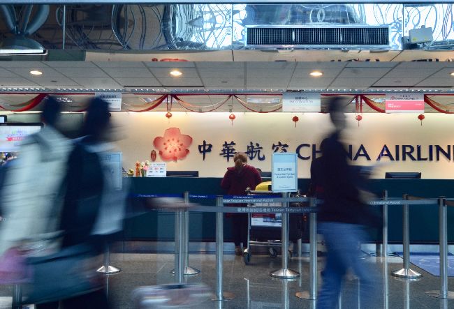 中華航空1架維也納飛台北班機今天凌晨近5時在桃園國際機場落地時疑遭鳥擊,機場公司一度關閉05R跑道35分鐘清理現場。(圖/中央社資料照)