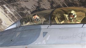 超猛空軍航醫 親自上F-16體驗9G重力（圖／取自空軍司令部臉書）