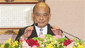 蘇貞昌就任行政院長  要捲起袖子開始衝新任行政院長蘇貞昌（圖）14日上任，他致詞表示，基於對國家、人民的責任，他願承擔重責大任，也要在既有的基礎上接地氣、做努力，現在就是捲起袖子「撩落去」，開始「衝」。中央社記者謝佳璋攝  108年1月14日