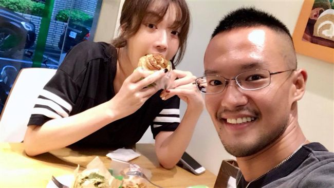 多次與女神稱曬自拍照　乾針醫爭議大