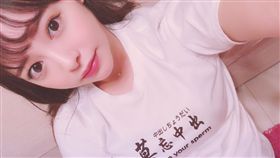 一名日本可愛女子穿著白T，上頭寫「莫忘中出」讓網友好害羞。（圖／翻攝自小倉由菜IG）