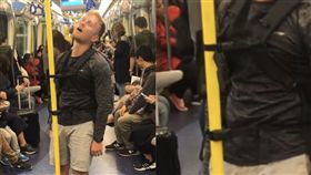 香港,地鐵,站著睡,外國人,創意（圖／翻攝自香港LIHKG討論區）