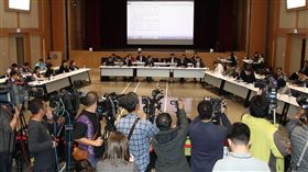 華航機師罷工第3次勞資座談會（2）華航機師罷工第3次勞資座談會13日凌晨1點在交通部「集思交通部會議中心」5樓集會堂舉行，由交通部政務次長王國材（前中）主持，許多媒體到場採訪。中央社記者張新偉攝 108年2月13日